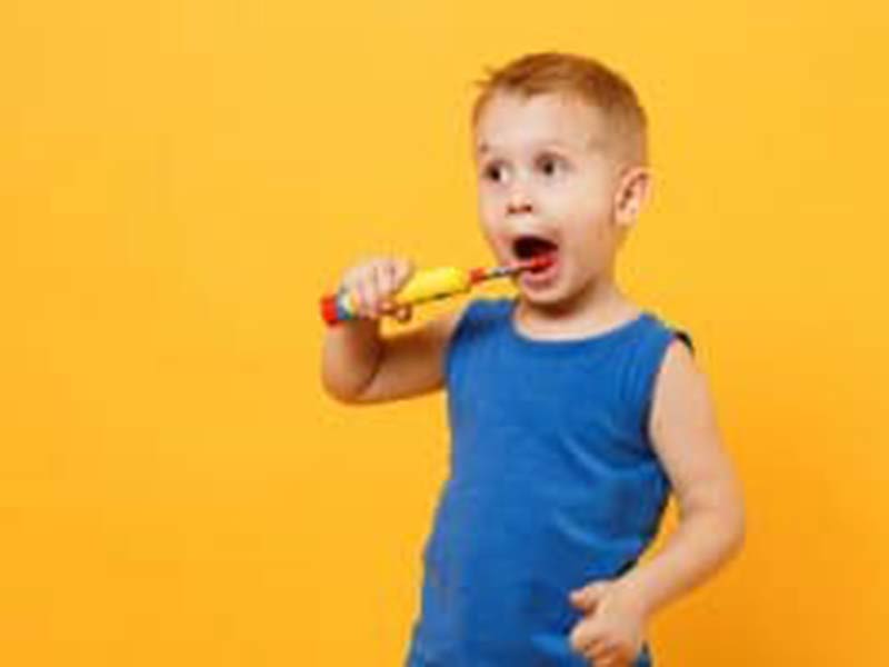 children brushing teeth